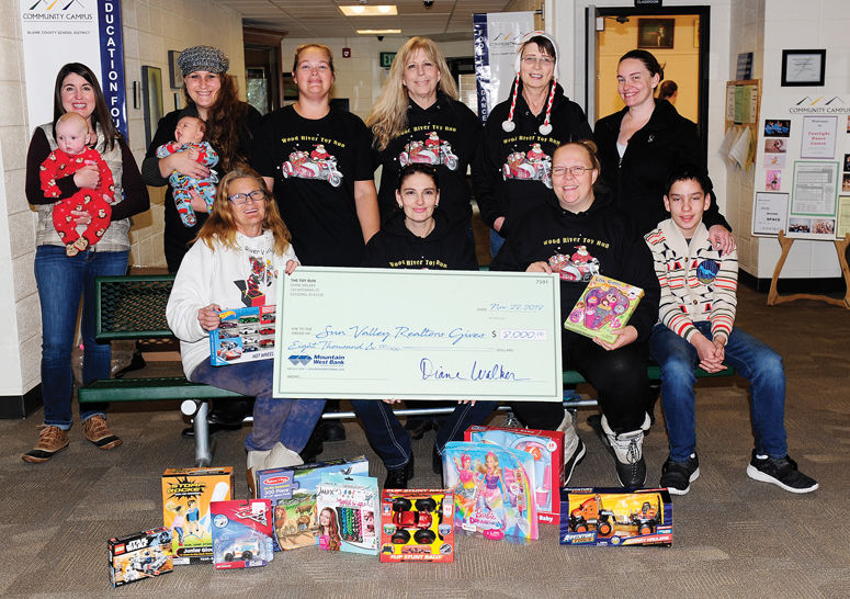 18-11-30 Sun Valley Realtors Give Toy Run 1.jpg